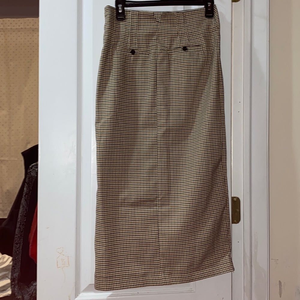 Midi beige and black pattern skirt with slit.